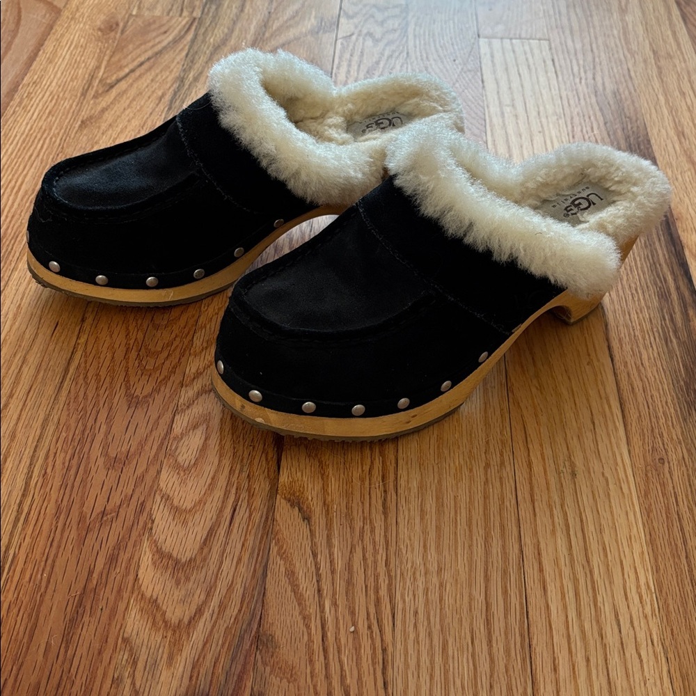 ⭐️𝗛𝗣!⭐️(LIKE NEW)UGGS BLACK SUEDE CLOGS